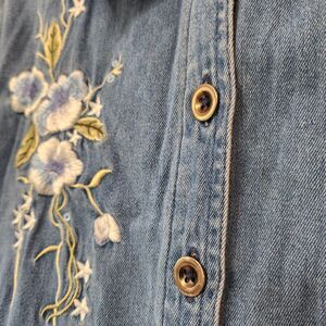 Jaclyn Smith Floral Embroidered Denim Button Up Shirt Size Large